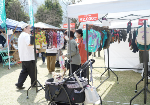 ペットウェアの売り場とお客様